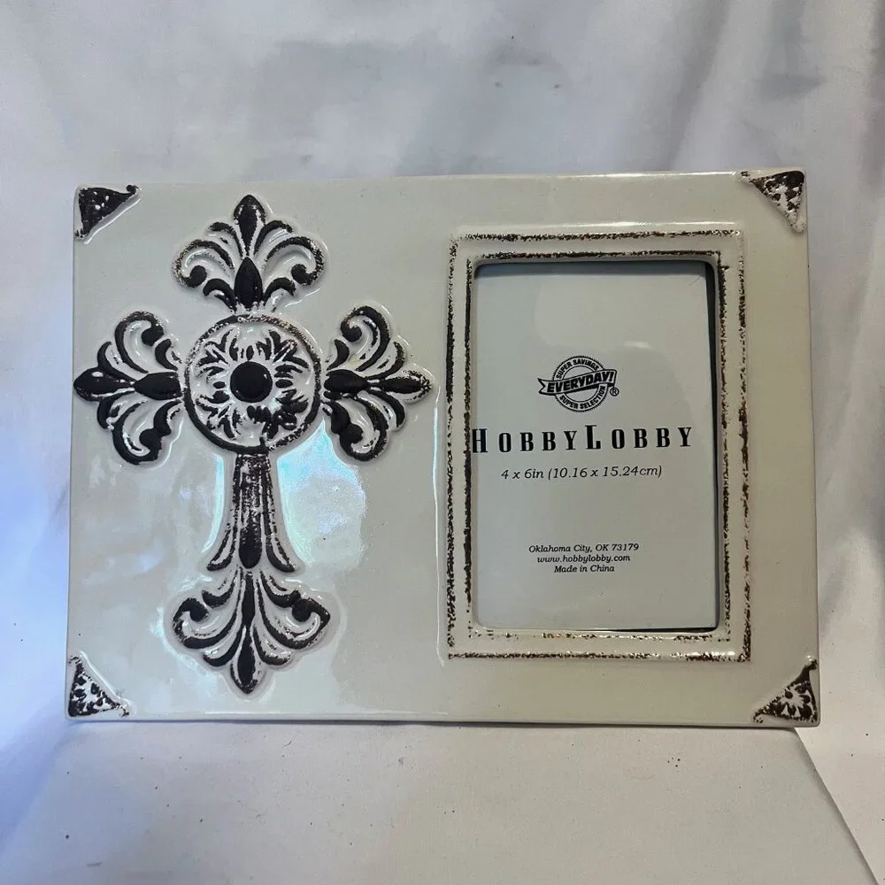 Hobby Lobby-NWT-Rustic Cross Ceramic Picture Frame (4x6) Stand Up/Hang-Cream/Br.